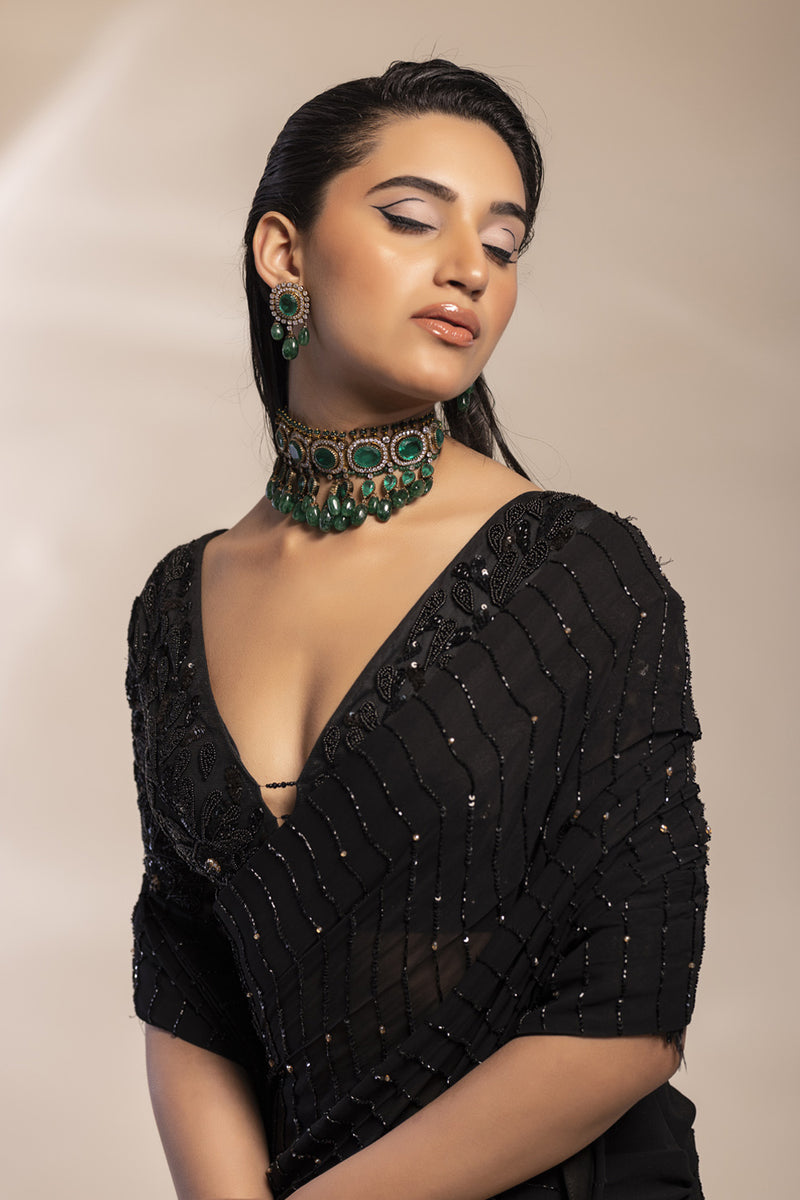 Necklace on black on sale saree